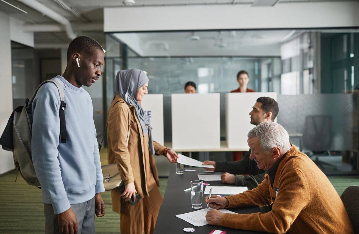 Réunion professionnelle en bureau avec échange de documents