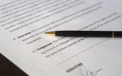 Document avec stylo et signature manuscrite, texte flou en arrière-plan