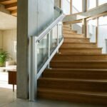 Monte-escalier moderne sur un escalier tournant, maison lumineuse