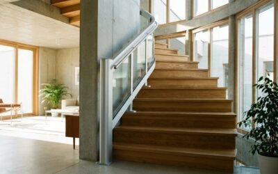Monte-escalier moderne sur un escalier tournant, maison lumineuse