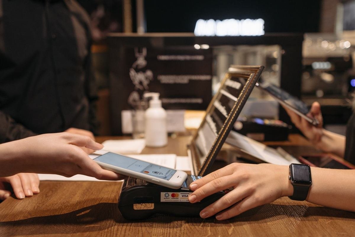 Paiement par carte sur un terminal à un comptoir
