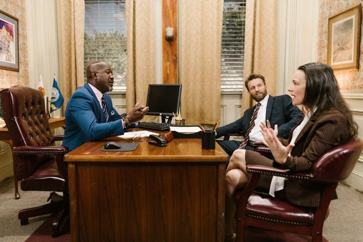 Réunion professionnelle dans un bureau avec ordinateur et documents Réunion professionnelle dans un bureau avec ordinateur et documents