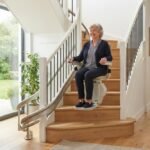 Monte-escalier moderne sur un escalier tournant, maison lumineuse