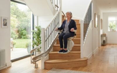 Monte-escalier moderne sur un escalier tournant, maison lumineuse