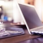 Ordinateur portable et argent sur une table