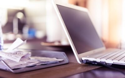 Ordinateur portable et argent sur une table